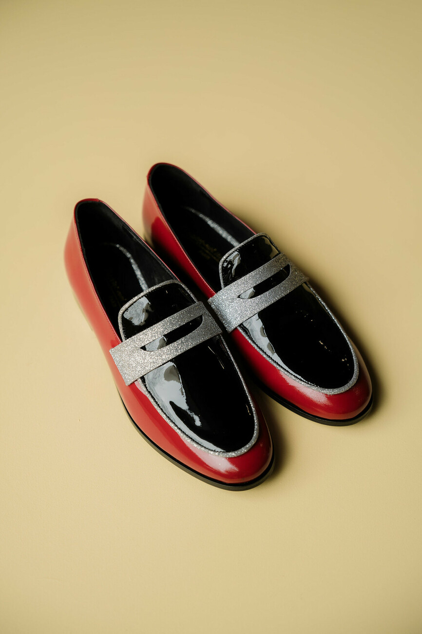 mocassin rouge noir et argent