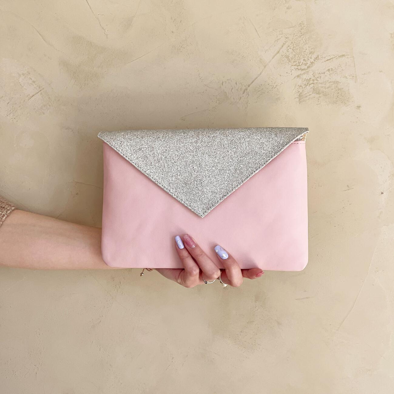 Pochette enveloppe en lisse vieux rose et fine paillette argent