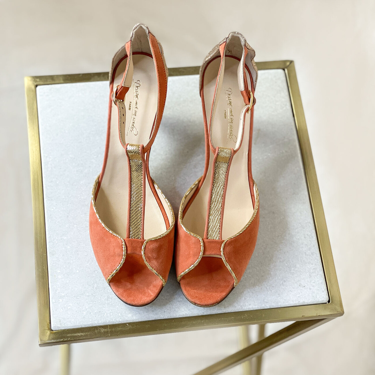 Sandale Charlotte en velours corail foncé et fine paillette champagne