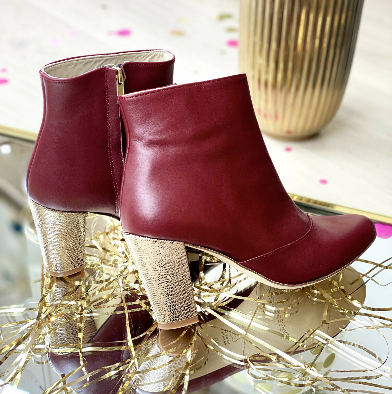 Bottines à talons bordeaux et dorées