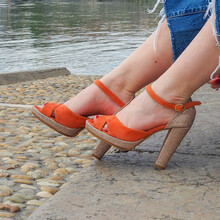 Salomé plateforme en velours corail foncé, paillettes or blond